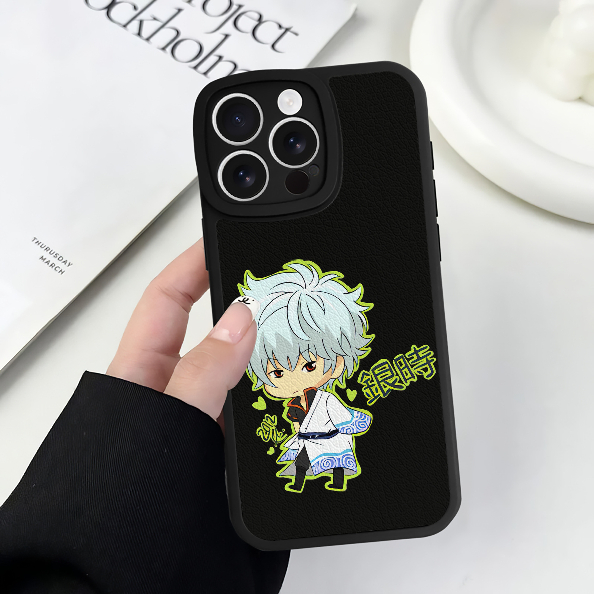 （画像用） ぎんたま 坂田銀時（さかたぎんとき） 神楽 志村新八（しむら しんぱち） GINTAMA Sakata Gintoki Kagura Shimura Shinpachi 【iPhone 16シリーズ対応】シリコンスマホケース（レザー調） 材質：シリコン
